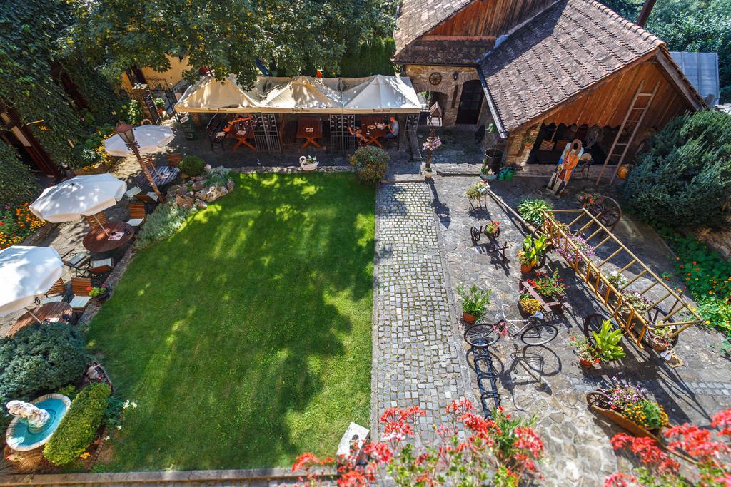 Penzion - Restaurant Atrium Попрад Екстер'єр фото
